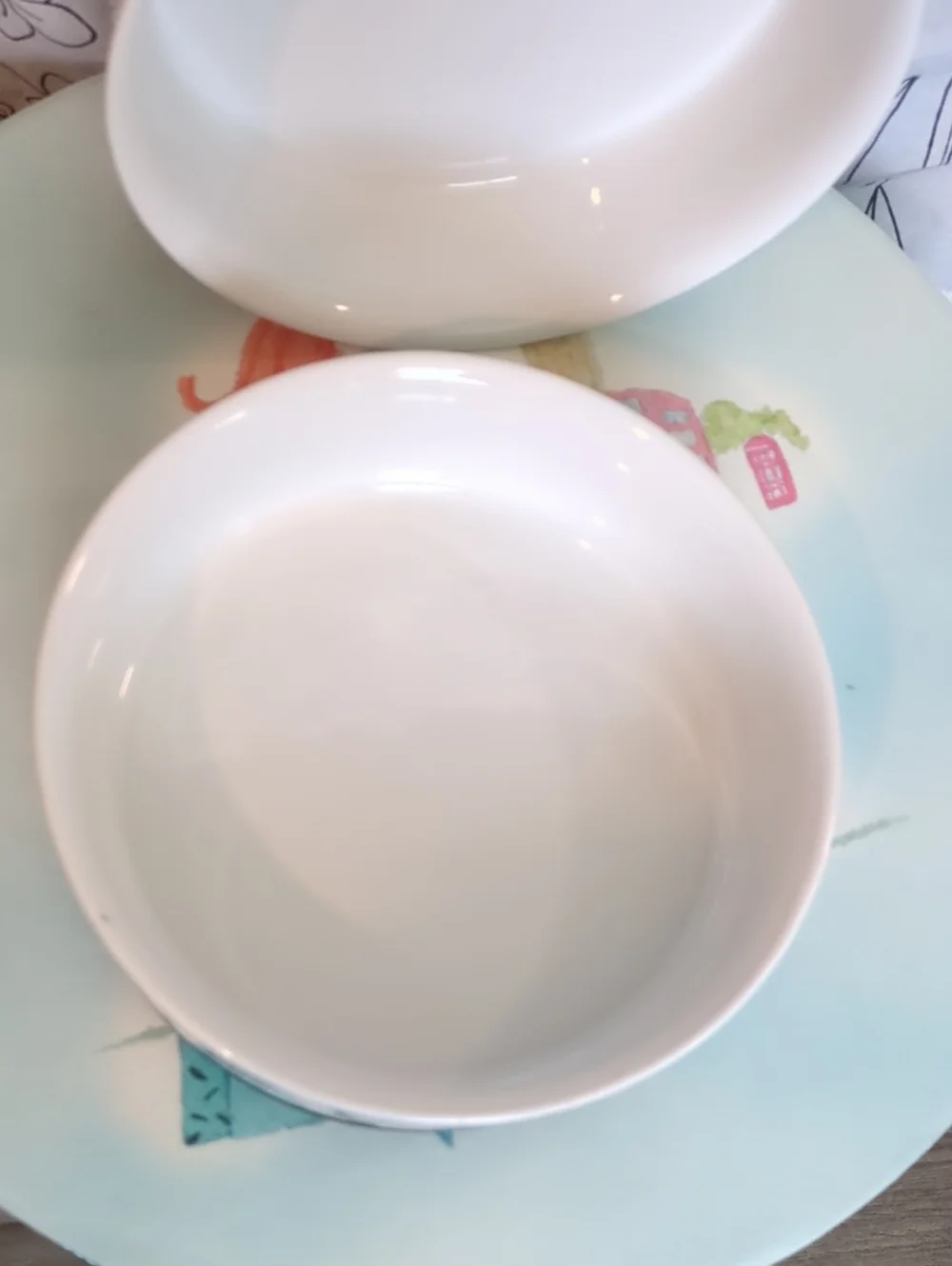 New In Box 2 Bone Dry Non-Skid White Marble Ceramic Dog Bowl Set, 3-cup
